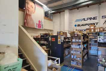 Versatile warehouse with office & showroom