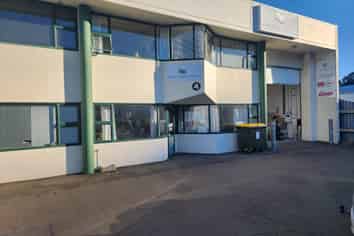 Versatile warehouse with office & showroom