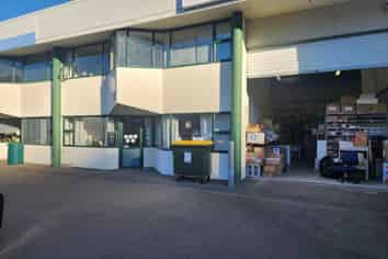Versatile warehouse with office & showroom