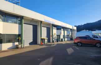 Versatile warehouse with office & showroom