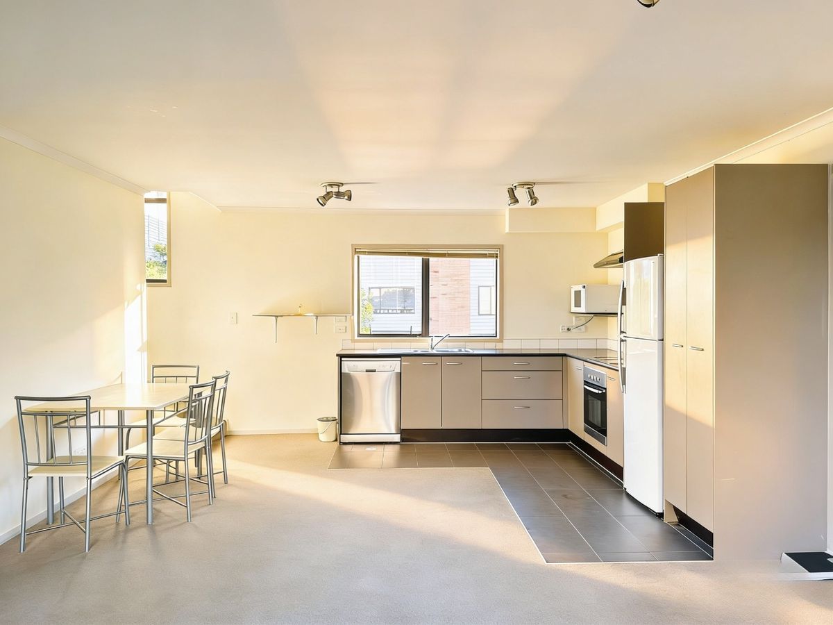 Sunny & Spacious End Unit in Te Atatū South - Widok 3