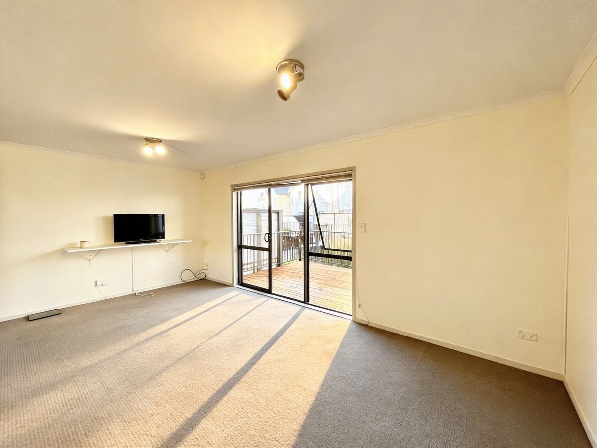 Sunny & Spacious End Unit in Te Atatū South - Widok 2