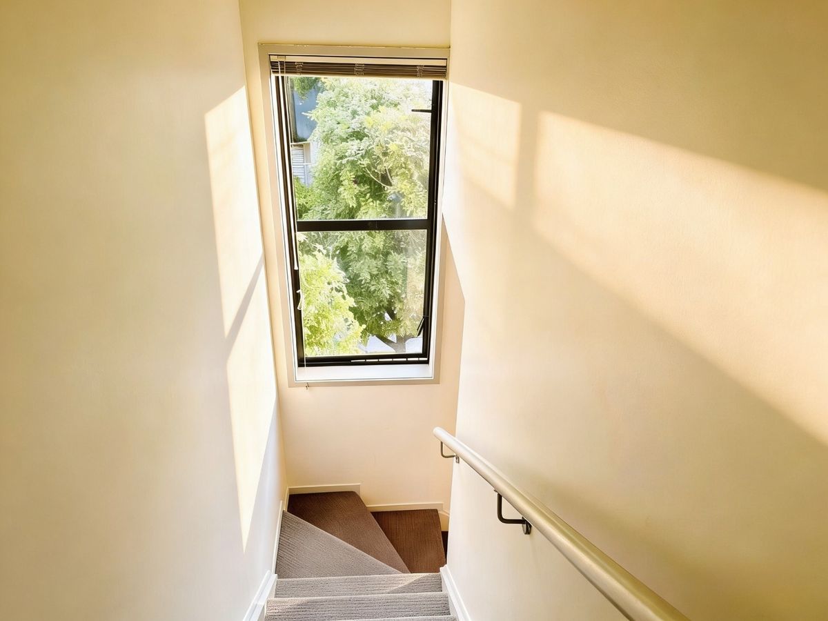 Sunny & Spacious End Unit in Te Atatū South - Widok 4