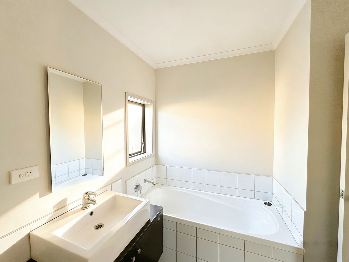 Sunny & Spacious End Unit in Te Atatū South - Widok 5