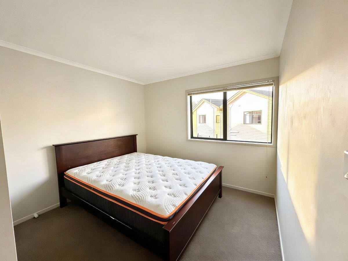 Sunny & Spacious End Unit in Te Atatū South - Widok 6