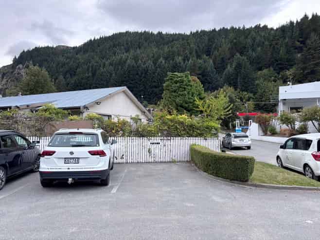 Small Queenstown fringe retail/office