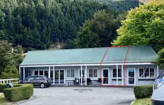 Small Queenstown fringe retail/office