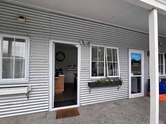 Small Queenstown fringe retail/office