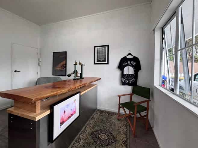 Small Queenstown fringe retail/office