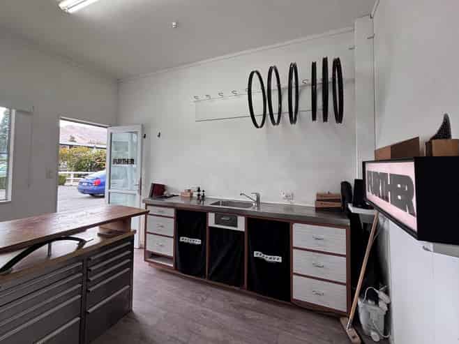 Small Queenstown fringe retail/office