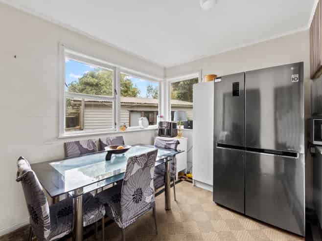 16 Lavinia Crescent, Mangere East