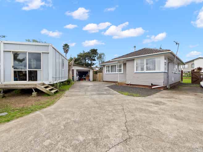 16 Lavinia Crescent, Mangere East