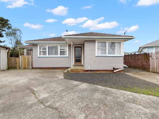 16 Lavinia Crescent, Mangere East