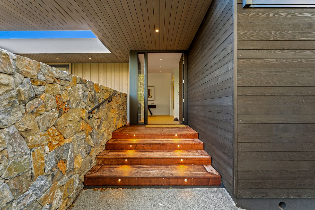 Waterfront - Spectacular Home + RC to Subdivide - Więcej