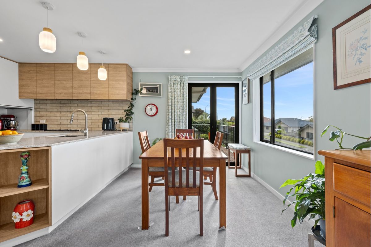 Modern comfort with versatile downstairs living - Więcej