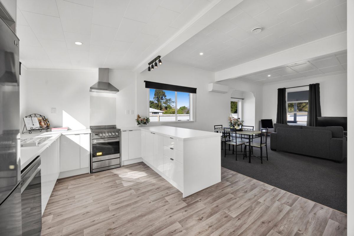 RENOVATED FROM TOP TO TOE – pohled 2