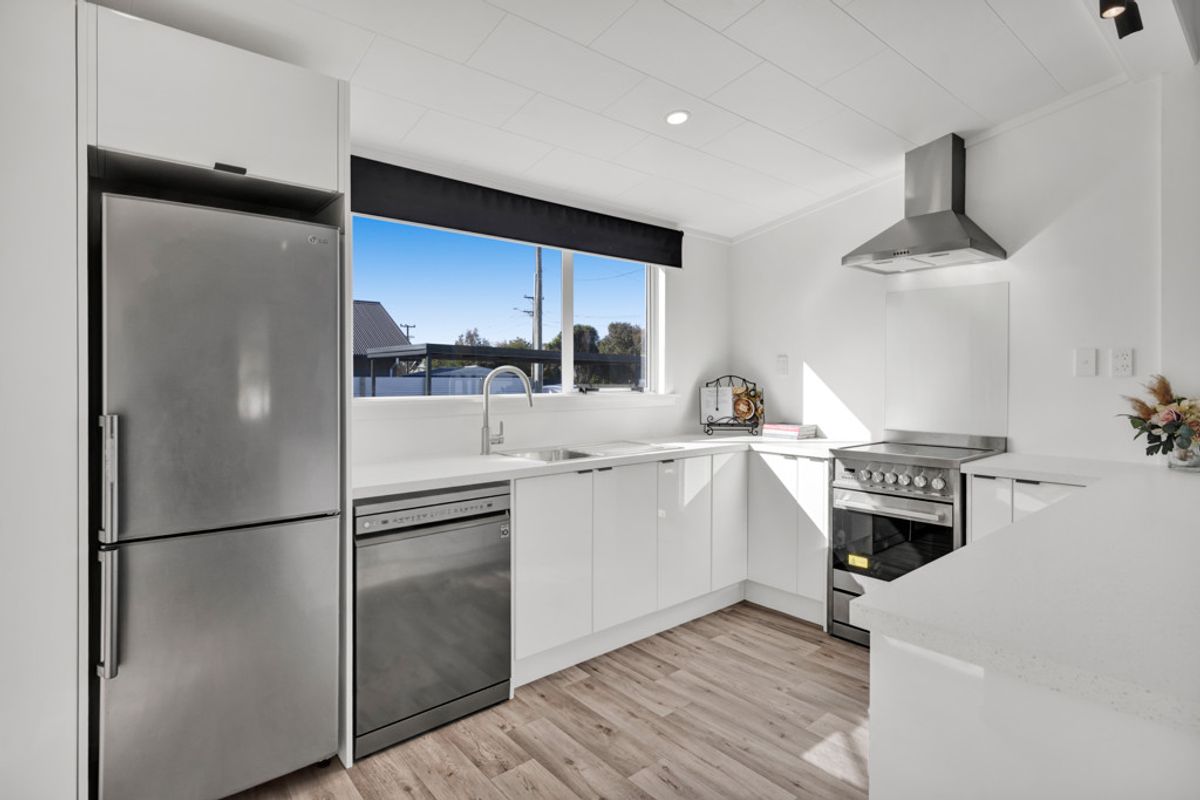 RENOVATED FROM TOP TO TOE – pohled 3