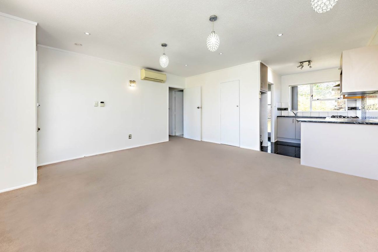 DIVORCE FORCES SALE - UNIT + CARPORT - Mehr
