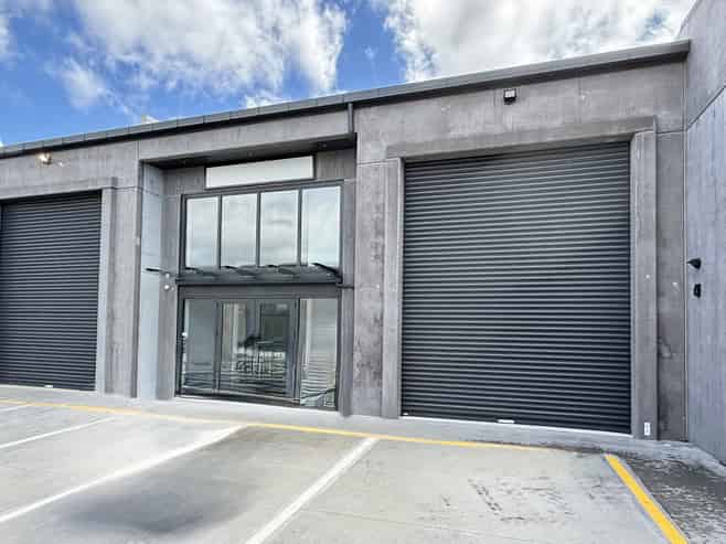 Modern commercial unit in the heart of Papamoa