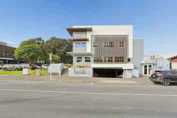 Boutique CBD office + rooftop patio & 7 carparks