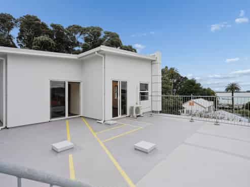Boutique CBD office + rooftop patio & 7 carparks