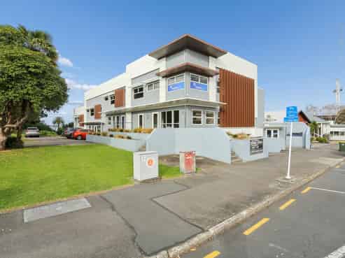 Boutique CBD office + rooftop patio & 7 carparks