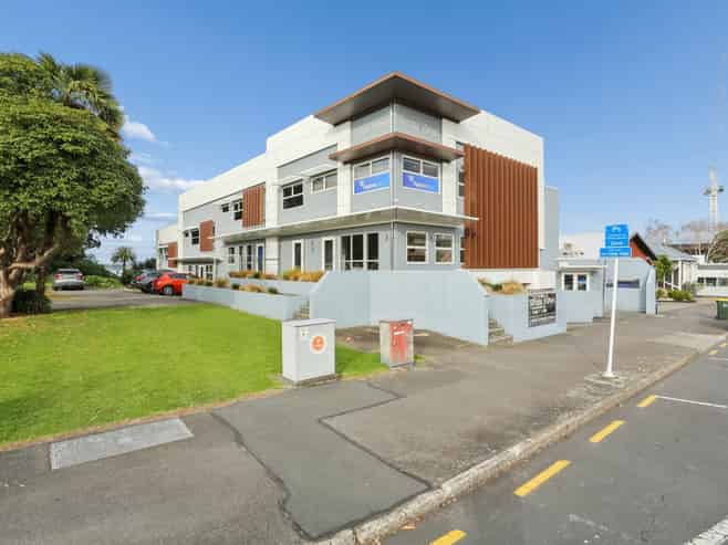 Boutique CBD office + rooftop patio & 7 carparks