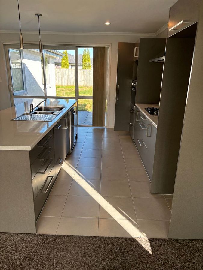 Spacious Family Home in Takanini - Widok 4