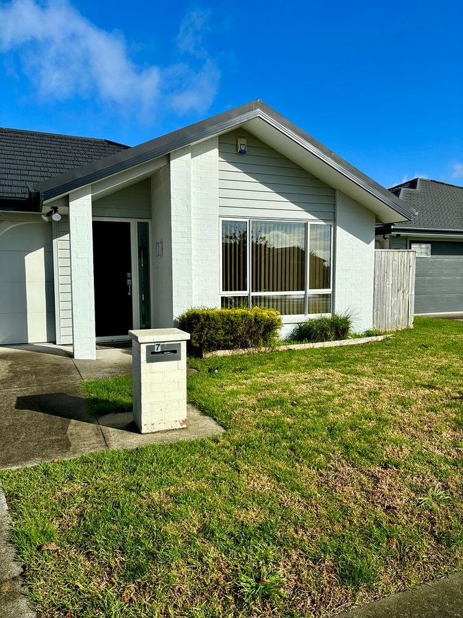 Spacious Family Home in Takanini - Widok 2
