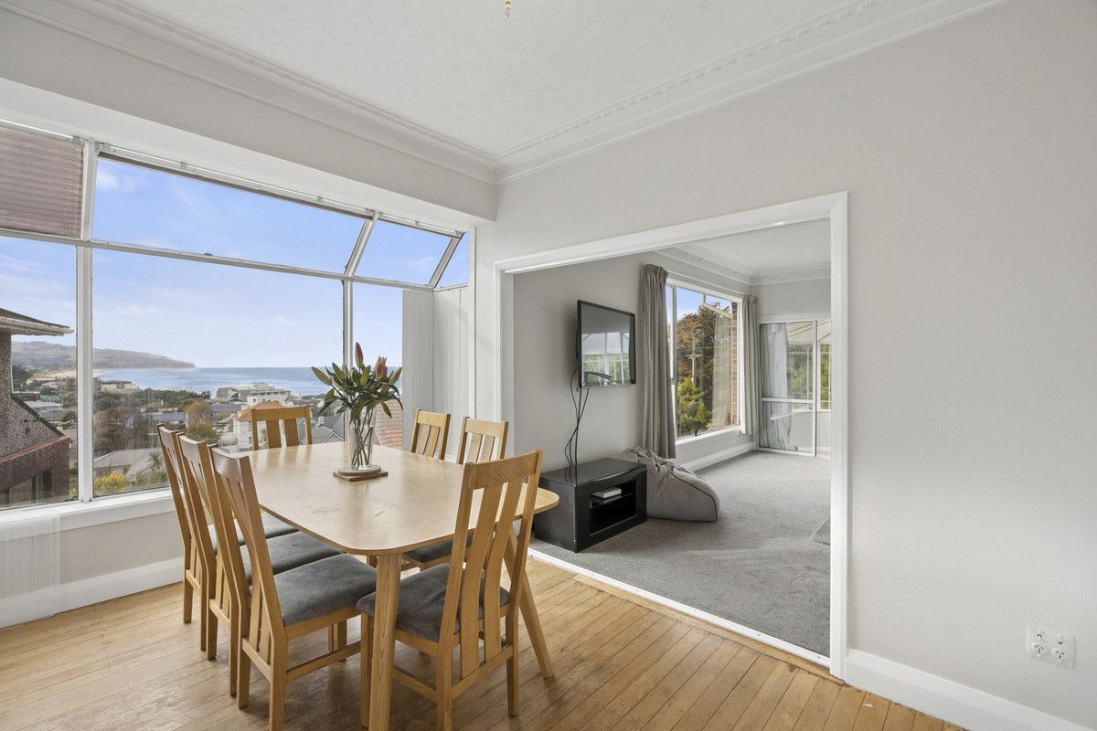 Coastal Living with Space for the Whole Family – další