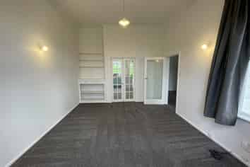 Upper Unit/98 Rolleston Street, Mount Cook