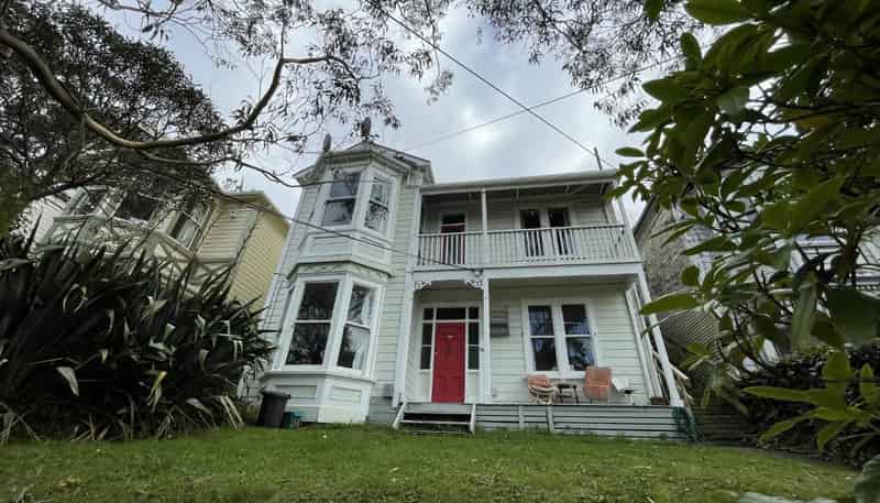 Upper Unit/98 Rolleston Street, Mount Cook