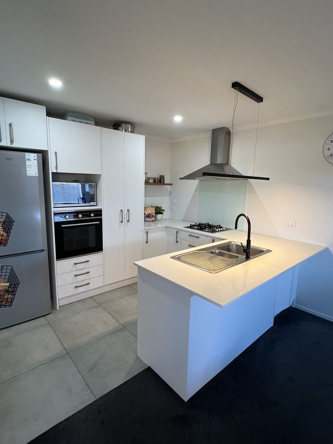 Modern Family Home in Quiet Street - Widok 4