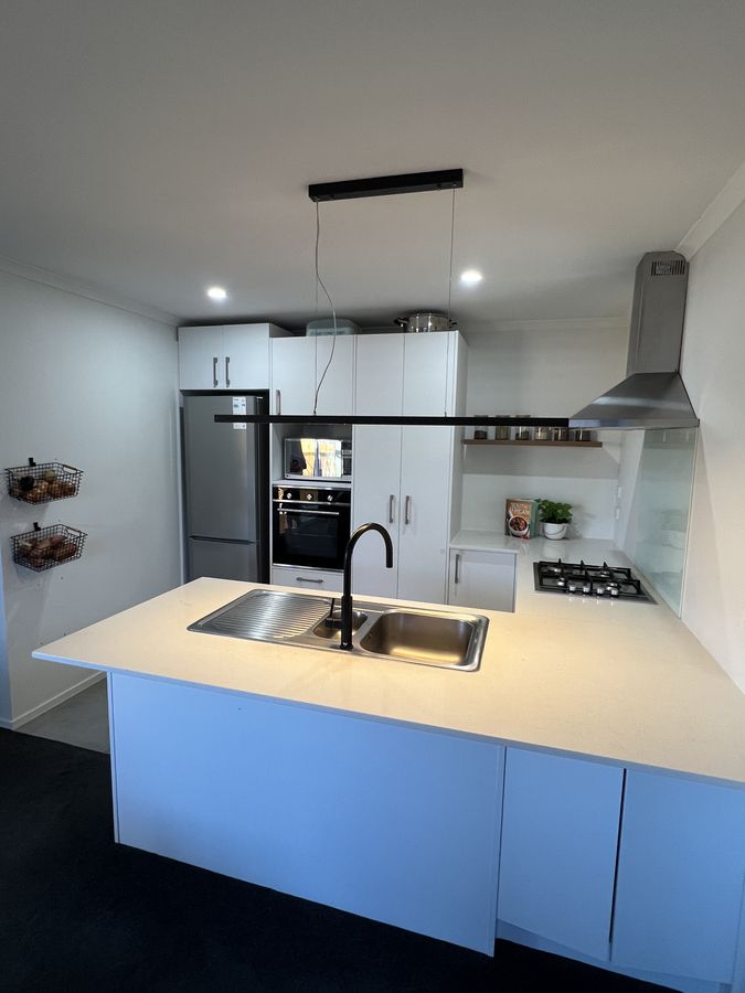 Modern Family Home in Quiet Street - Widok 5