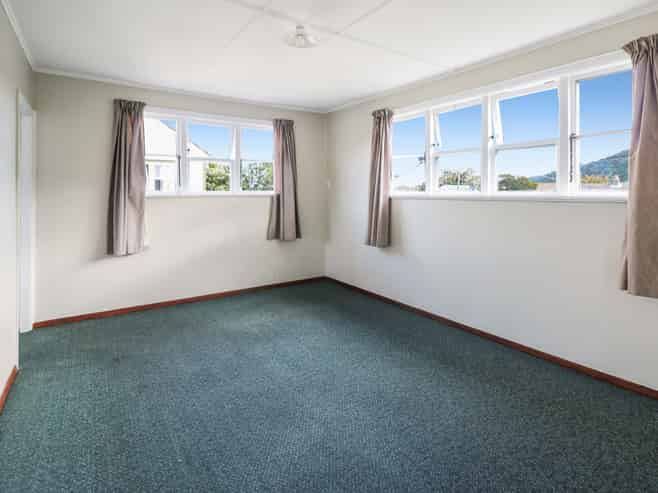 8 Compton Crescent, Taita