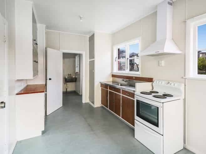 8 Compton Crescent, Taita