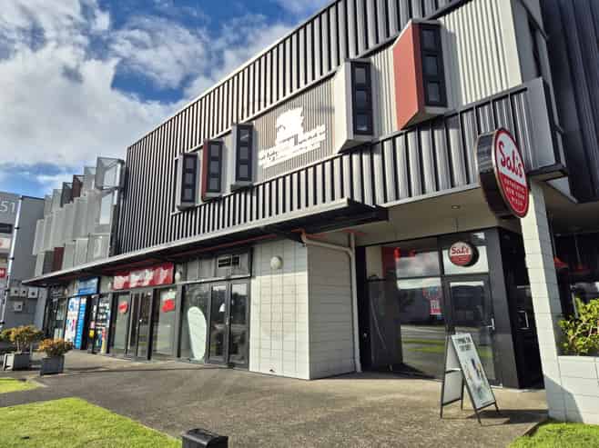 Food opportunity on busy Lincoln Road