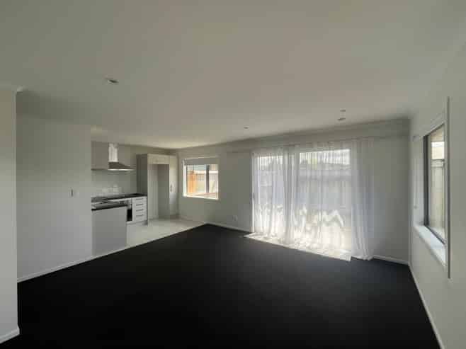 16 Hatfield Way, Huntington