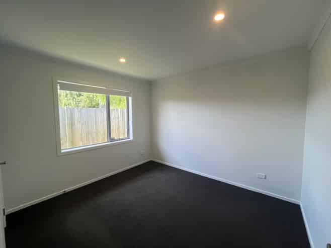 16 Hatfield Way, Huntington