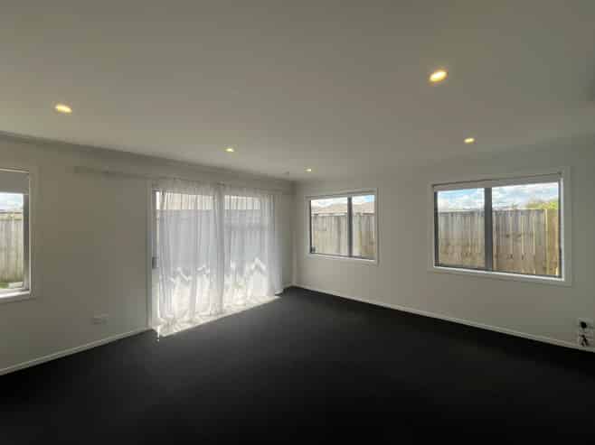 16 Hatfield Way, Huntington