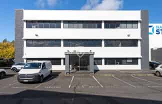 80M² OFFICE SUITE WITH EXCELLENT LOCATION IN EPSOM