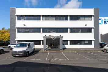 80M² OFFICE SUITE WITH EXCELLENT LOCATION IN EPSOM