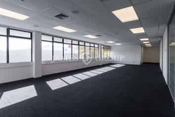 80M² OFFICE SUITE WITH EXCELLENT LOCATION IN EPSOM