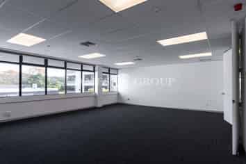 80M² OFFICE SUITE WITH EXCELLENT LOCATION IN EPSOM