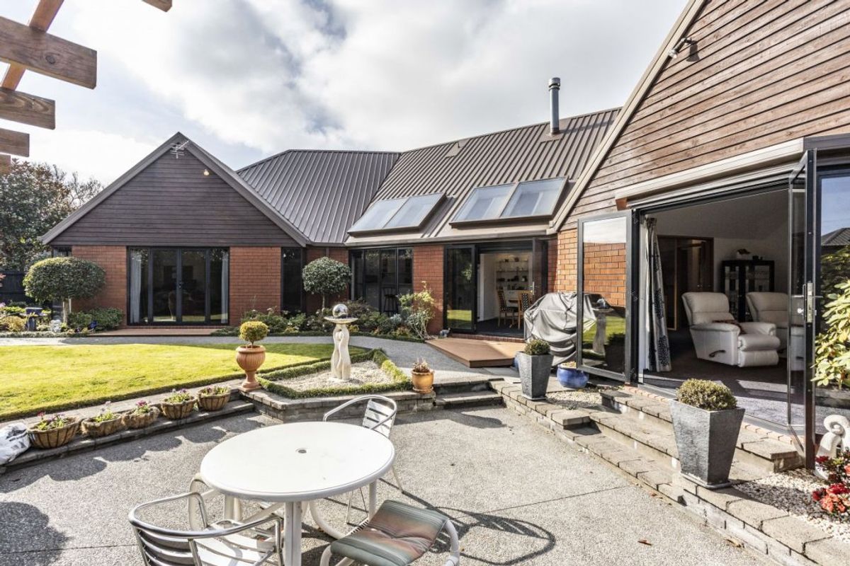 Beautifully Presented Family Home, Burwood