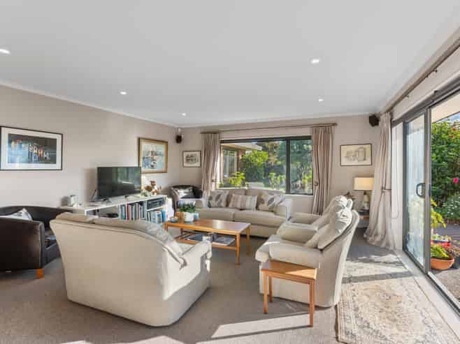 6 Te Ropata Place, Waikanae Beach