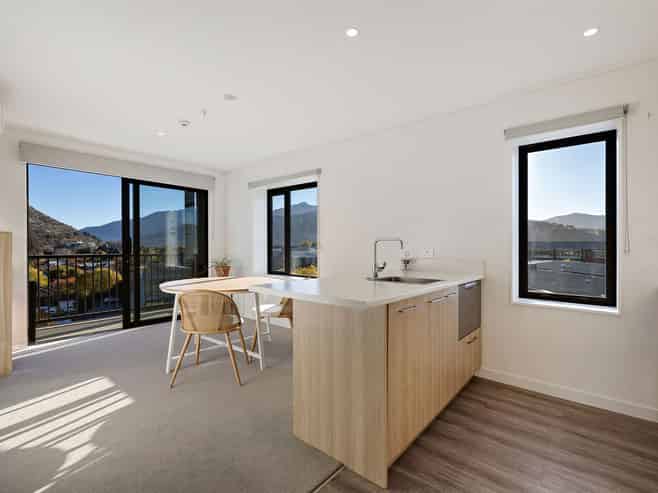 702/10 Copper Beech Ave, Frankton