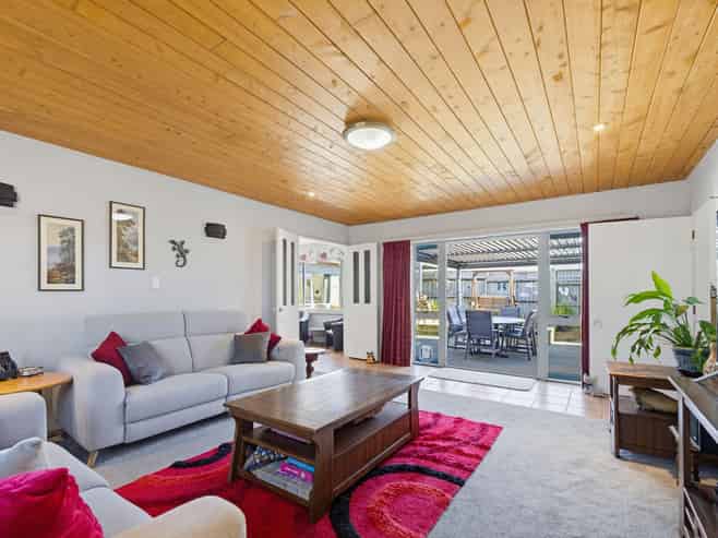 11 Fishermans Drive, Coastlands