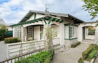 900 Queen Street East, Parkvale