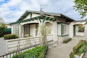900 Queen Street East, Parkvale